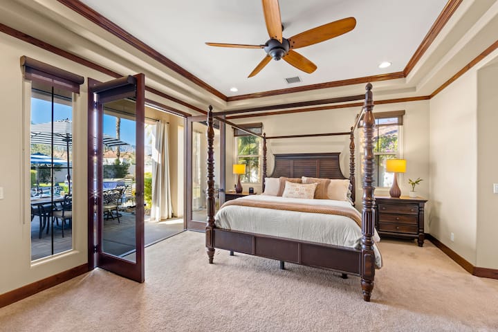 La Master Suite 1 est située de l'autre côté de la table à manger et dispose d'un lit King Size avec cadre réglable télécommandé.