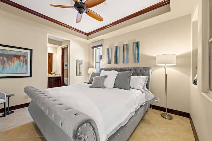 Casita Suite 4 se trouve à droite des portes d'entrée principales de la maison et dispose d'un lit King Size, d'une télévision LG Smart 48 pouces, d'un ventilateur de plafond télécommandé et d'un dressing.