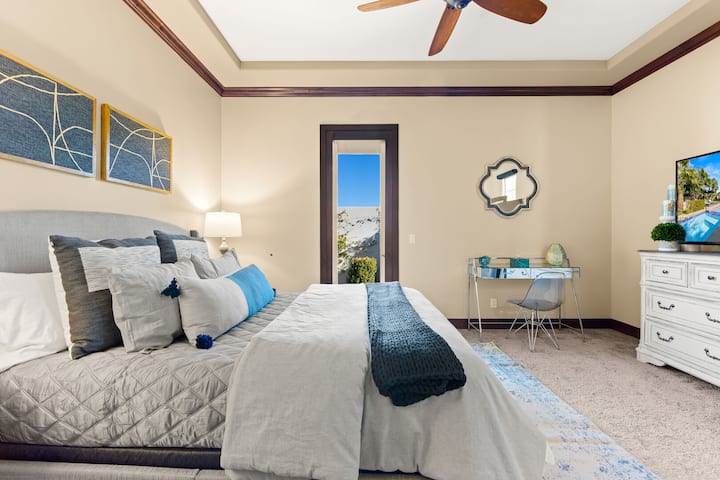 La suite 3 est située à côté de la chambre principale et dispose d'un lit Queen Size, d'une télévision connectée Samsung 4K de 55 pouces et d'un ventilateur de plafond télécommandé.