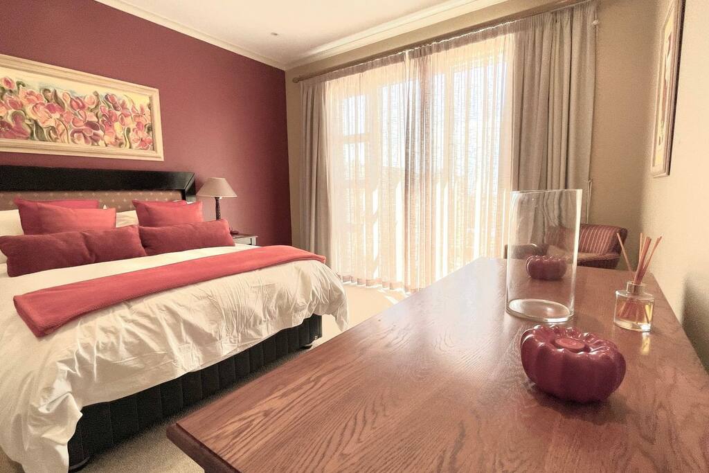 Удобна спална соба со брачен кревет (широк 150-179 см) и прекрасен поглед кон океанот