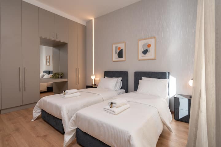 Апартаментът има спалня с две единични легла, ако пътувате с деца