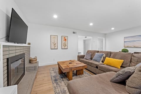 NEW! Updated 4 bed near American River * Sleeps 10