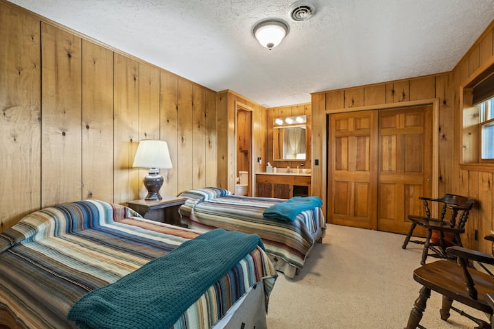 Dormitorio en la planta baja con camas individuales y baño propio.