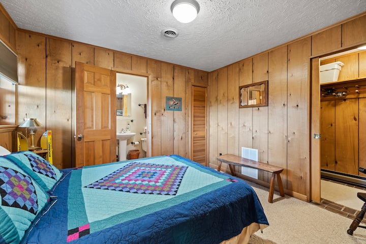 Segundo dormitorio en el piso inferior con una cama tamaño queen.