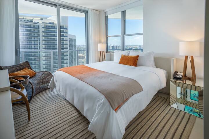 Luxury SW 2BR CornerCondo+35Floor AmazingOceanView gallery image 2