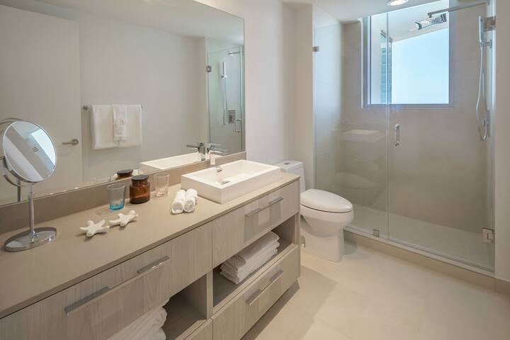 Luxury SW 2BR CornerCondo+35Floor AmazingOceanView gallery image 3