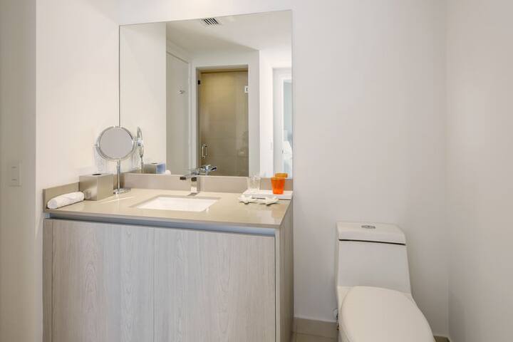 Luxury SW 2BR CornerCondo+35Floor AmazingOceanView gallery image 4