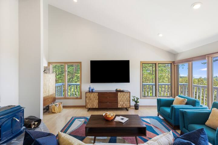 NEW! Woodside Retreat: Gorgeous Views & Hot Tub gallery image 5