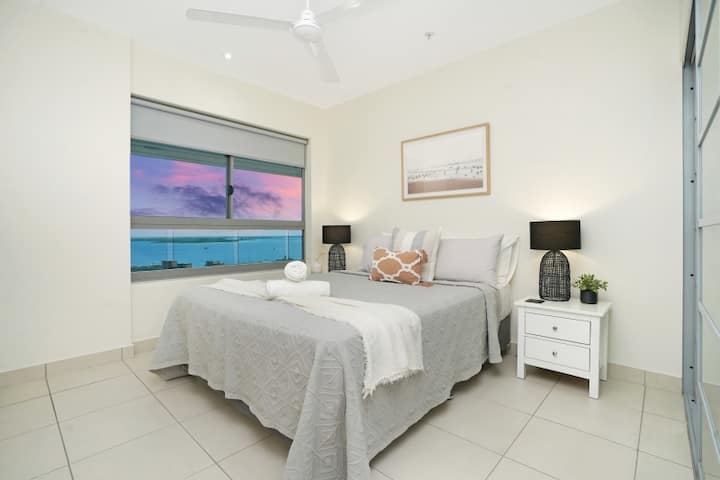 Troisième chambre avec lit Queen et armoires intégrées.