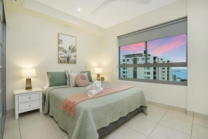 Deuxième chambre avec lit Queen Size et armoires intégrées.