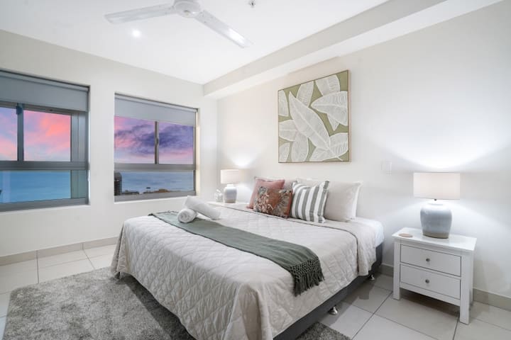 Chambre principale avec lit King Size, avec vue sur la ville et le port de Darwin.