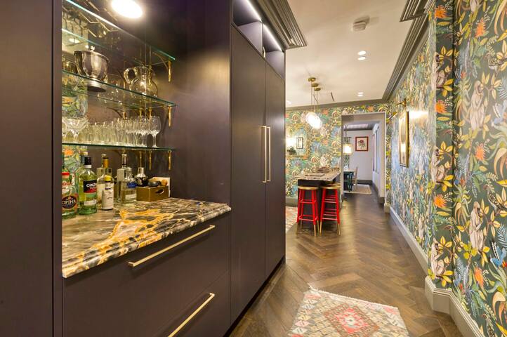 Colourful 3 Bed Kensington Garden Flat gallery image 3