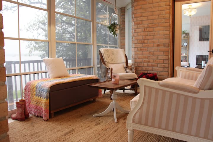 2-bedroom Waterfront Suite With Hot Tub - Belleville