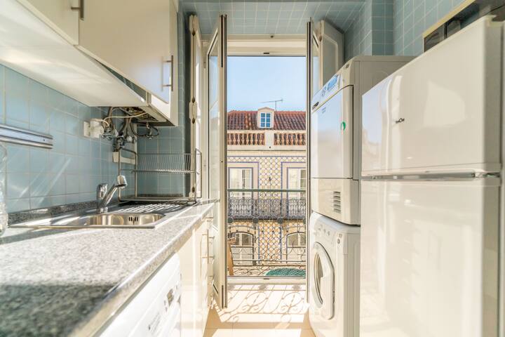 LvPremier Baixa PR2- elevator, city view, balcony gallery image 5