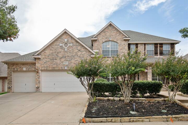 TCH – Spacious 5bd/4.5ba in Fort Worth with Office