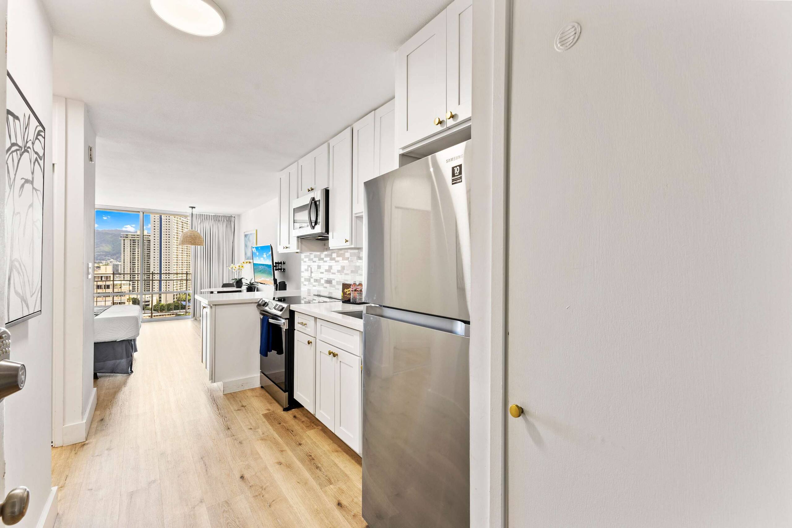 Beautiful Top Floor Waikiki Studio! Walk to Beach! - Image 14