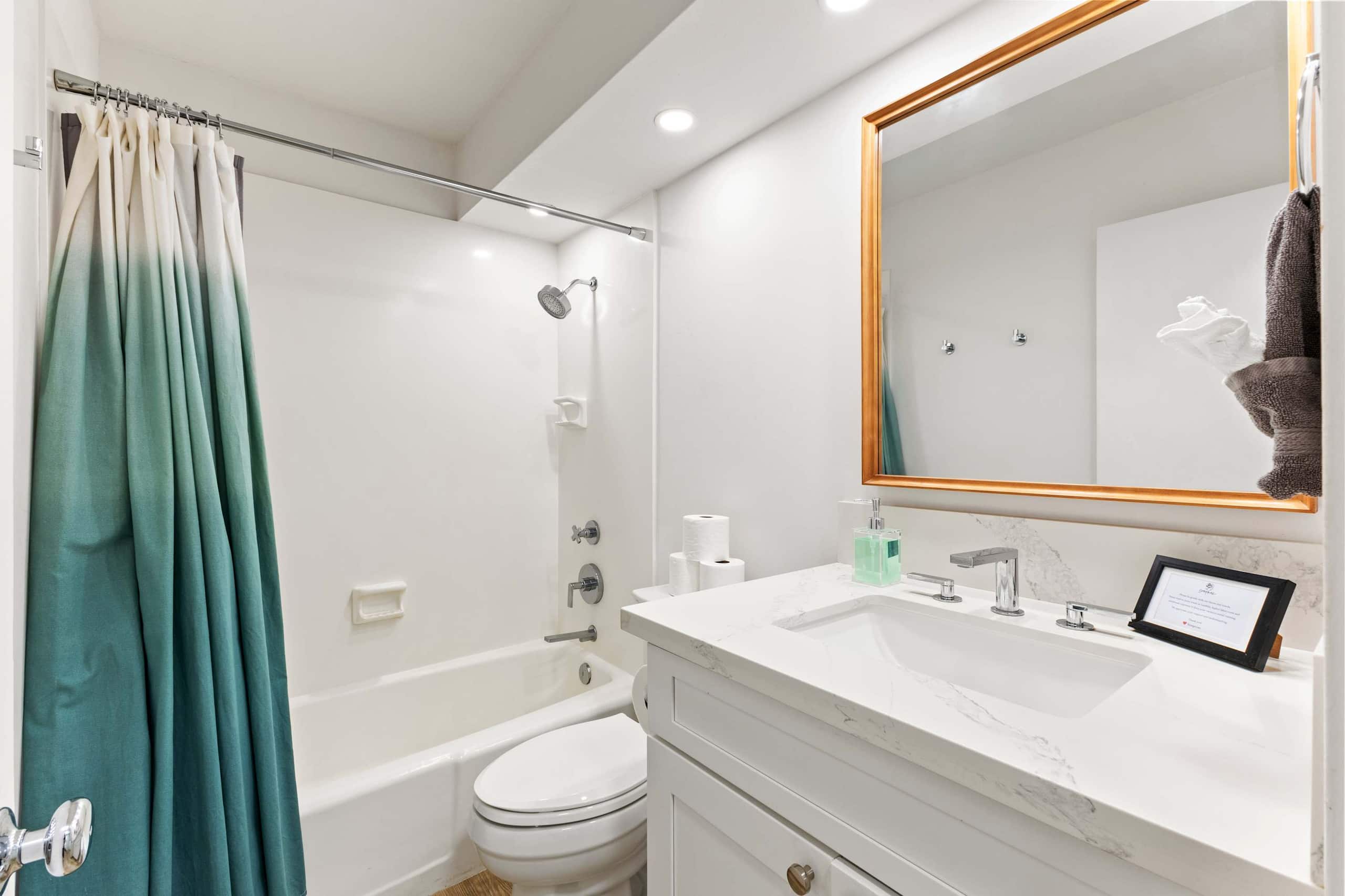 Beautiful Top Floor Waikiki Studio! Walk to Beach! - Image 4