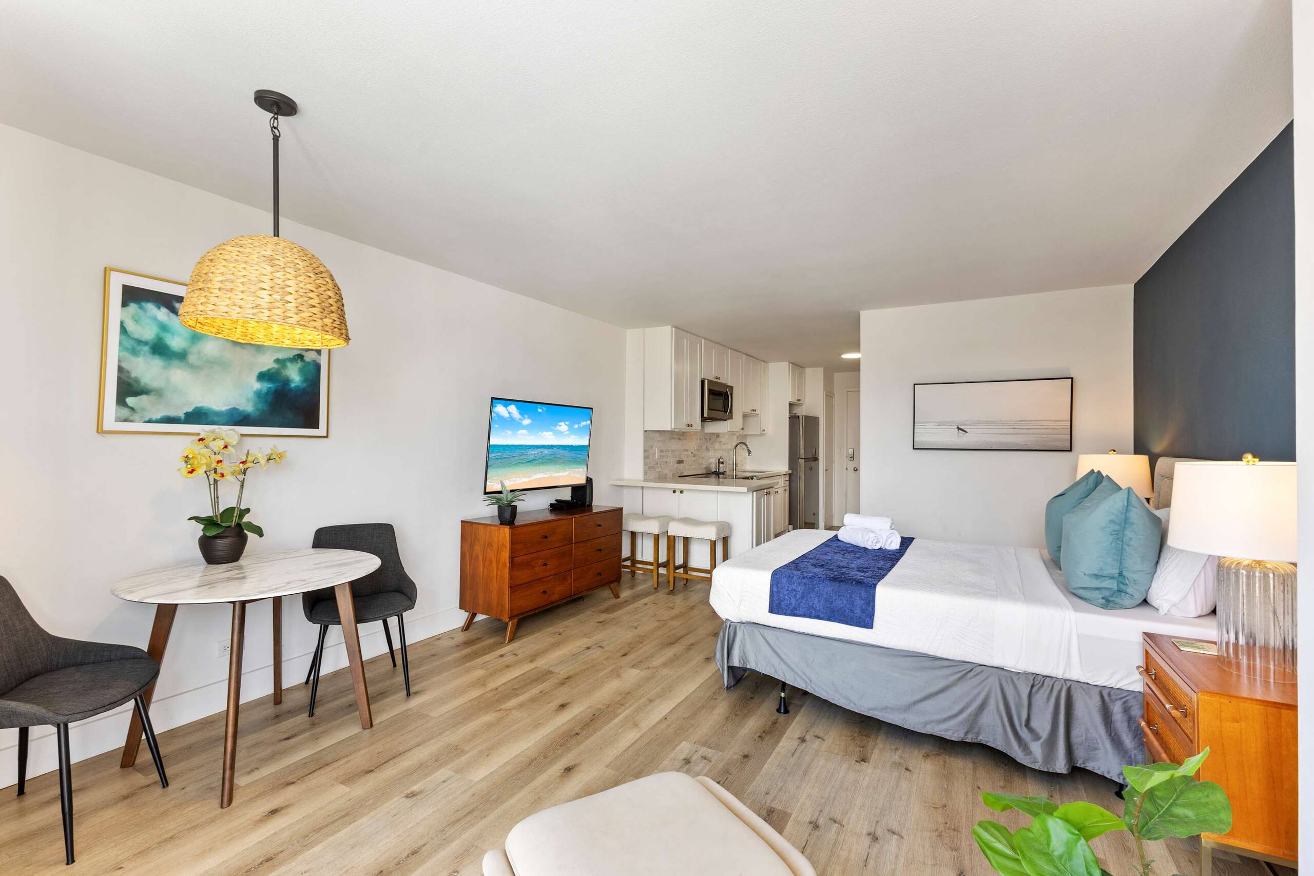 Beautiful Top Floor Waikiki Studio! Walk to Beach! - Image 8
