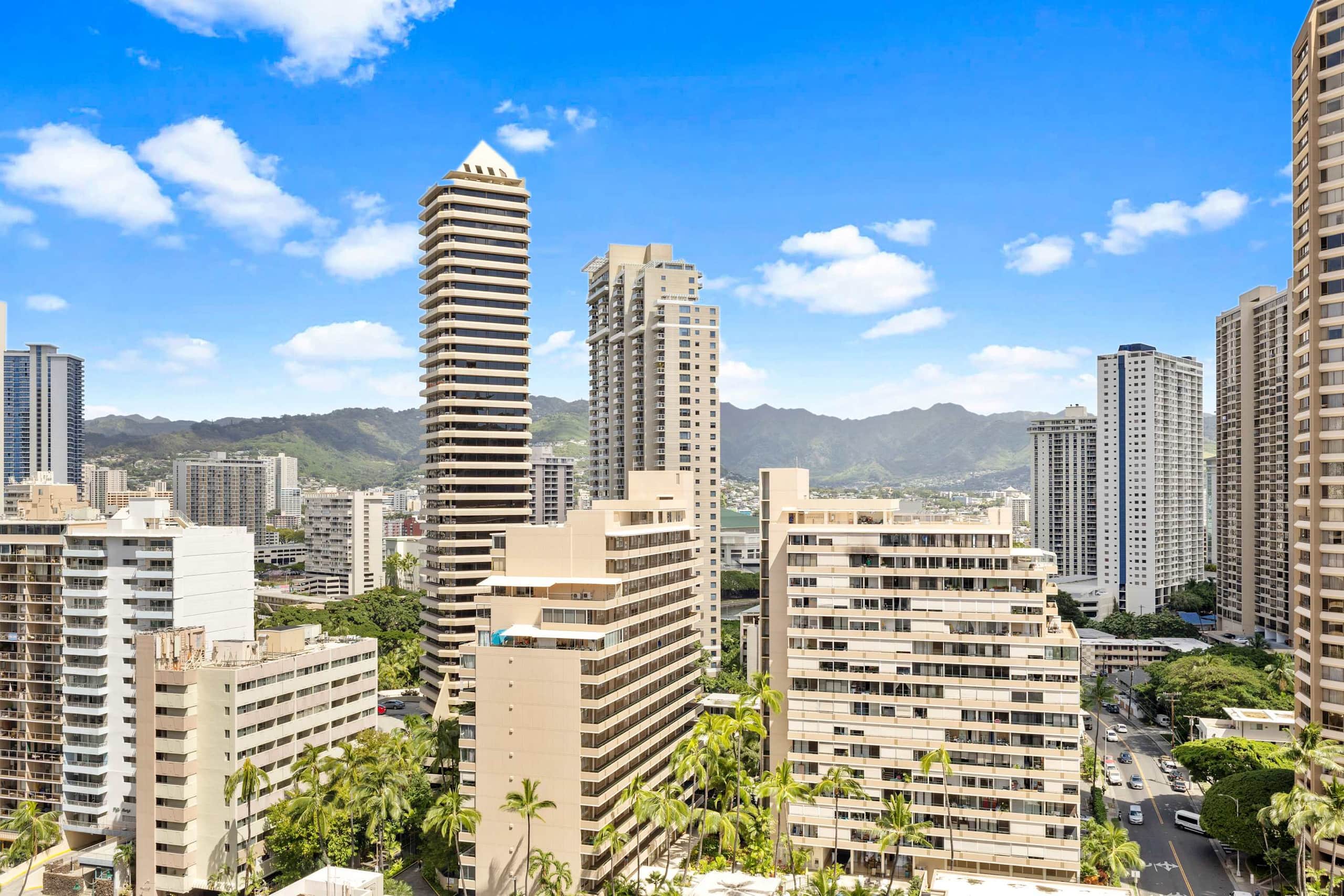 Beautiful Top Floor Waikiki Studio! Walk to Beach! - Image 19