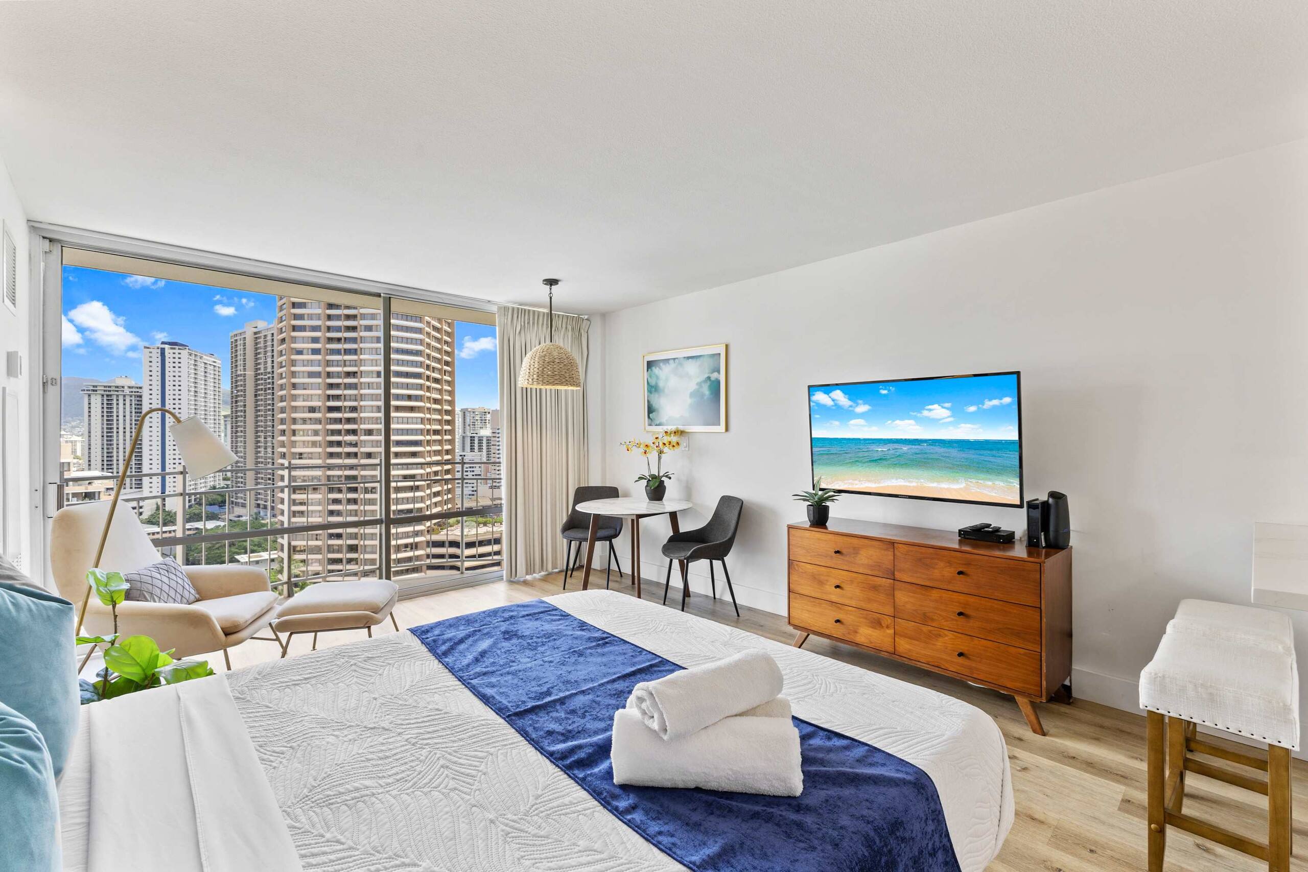 Beautiful Top Floor Waikiki Studio! Walk to Beach! - Image 9