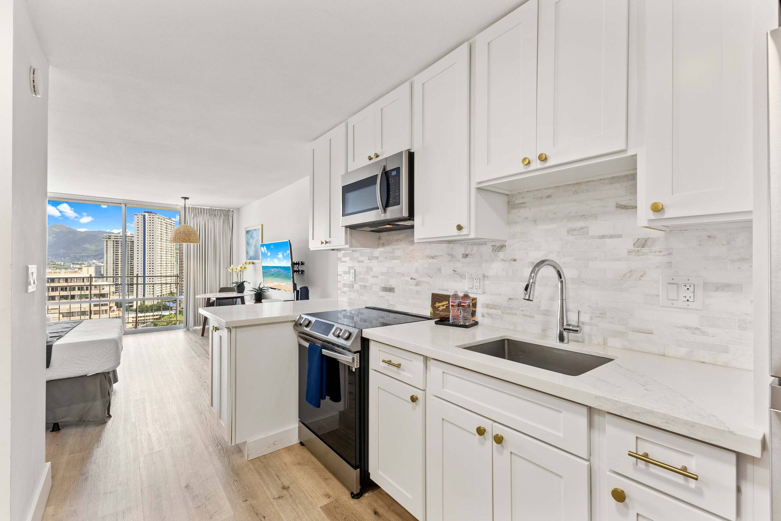 Beautiful Top Floor Waikiki Studio! Walk to Beach! - Image 16