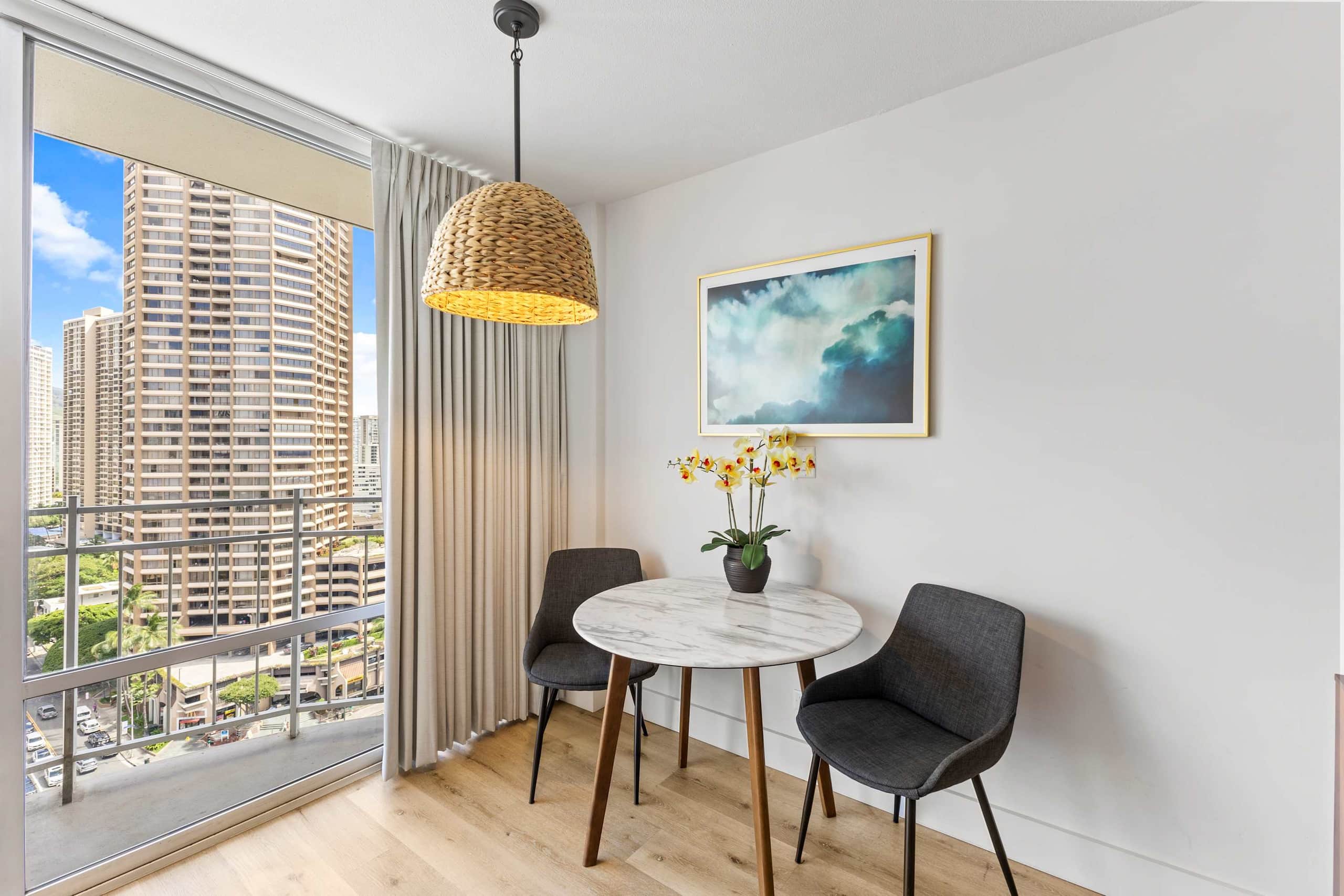 Beautiful Top Floor Waikiki Studio! Walk to Beach! - Image 12