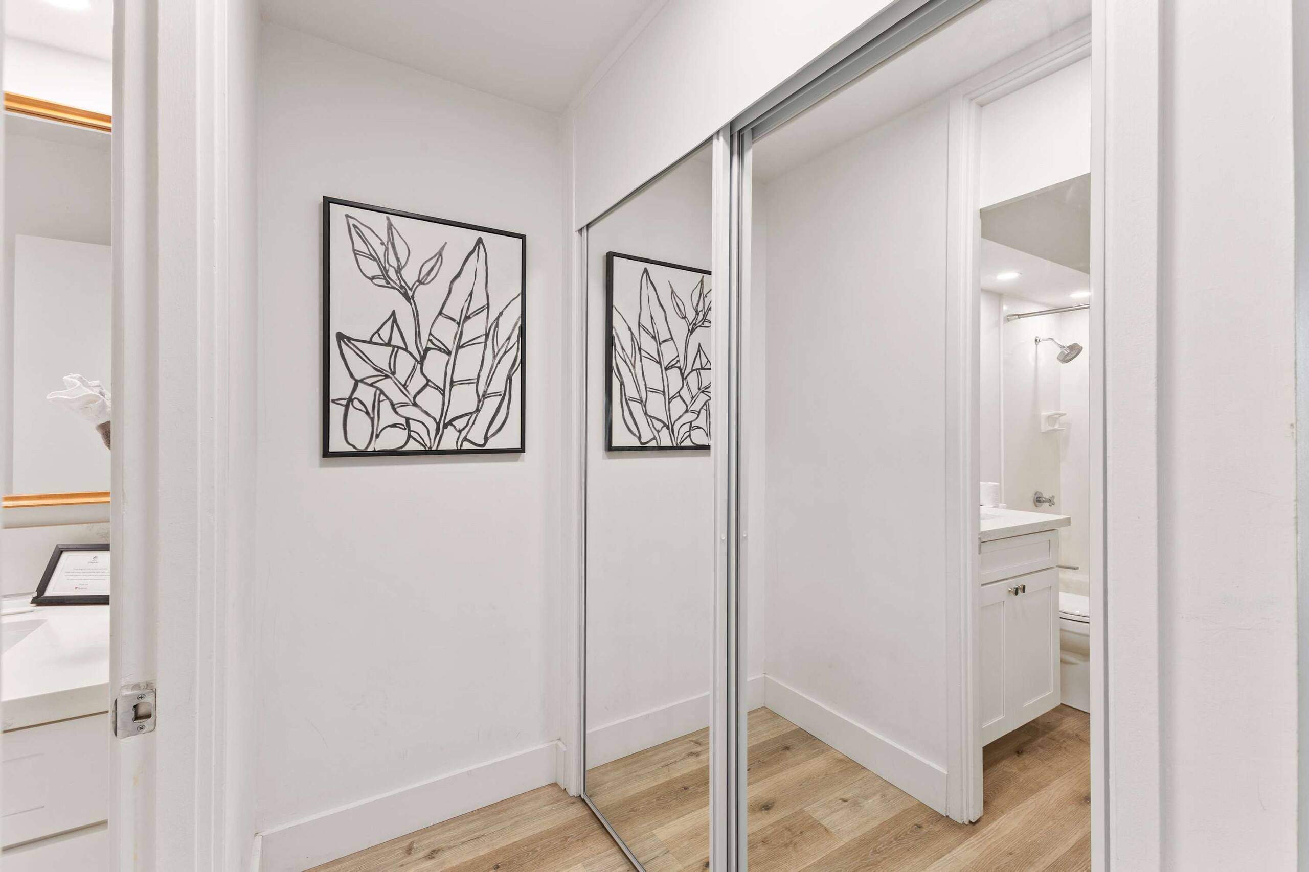 Beautiful Top Floor Waikiki Studio! Walk to Beach! - Image 17