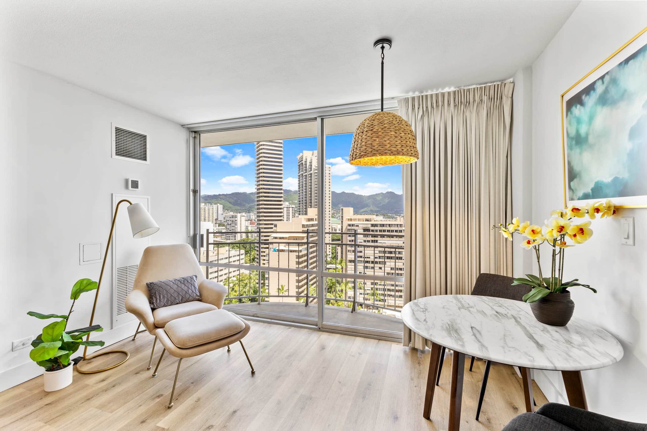 Beautiful Top Floor Waikiki Studio! Walk to Beach! - Image 10