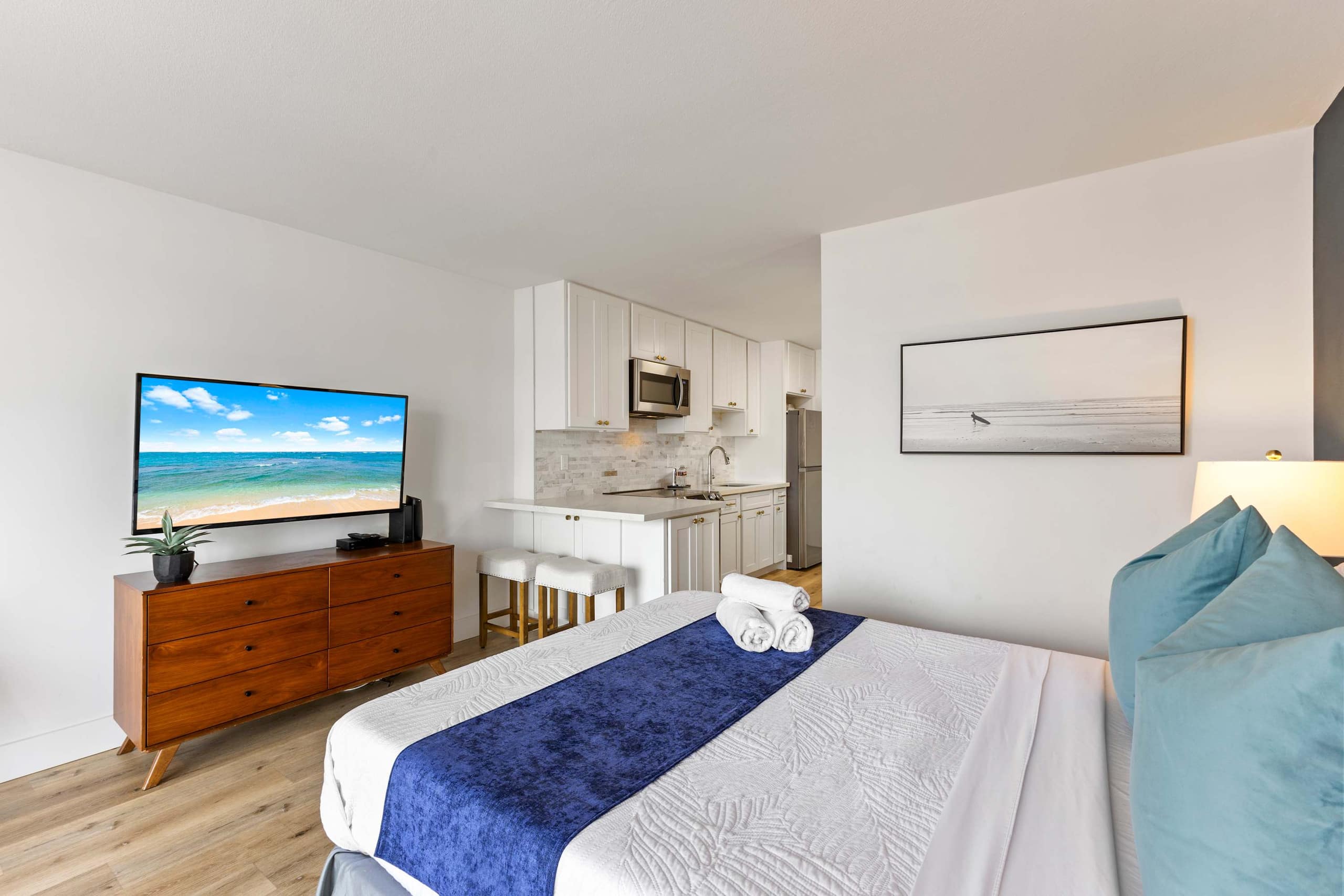 Beautiful Top Floor Waikiki Studio! Walk to Beach! - Image 6