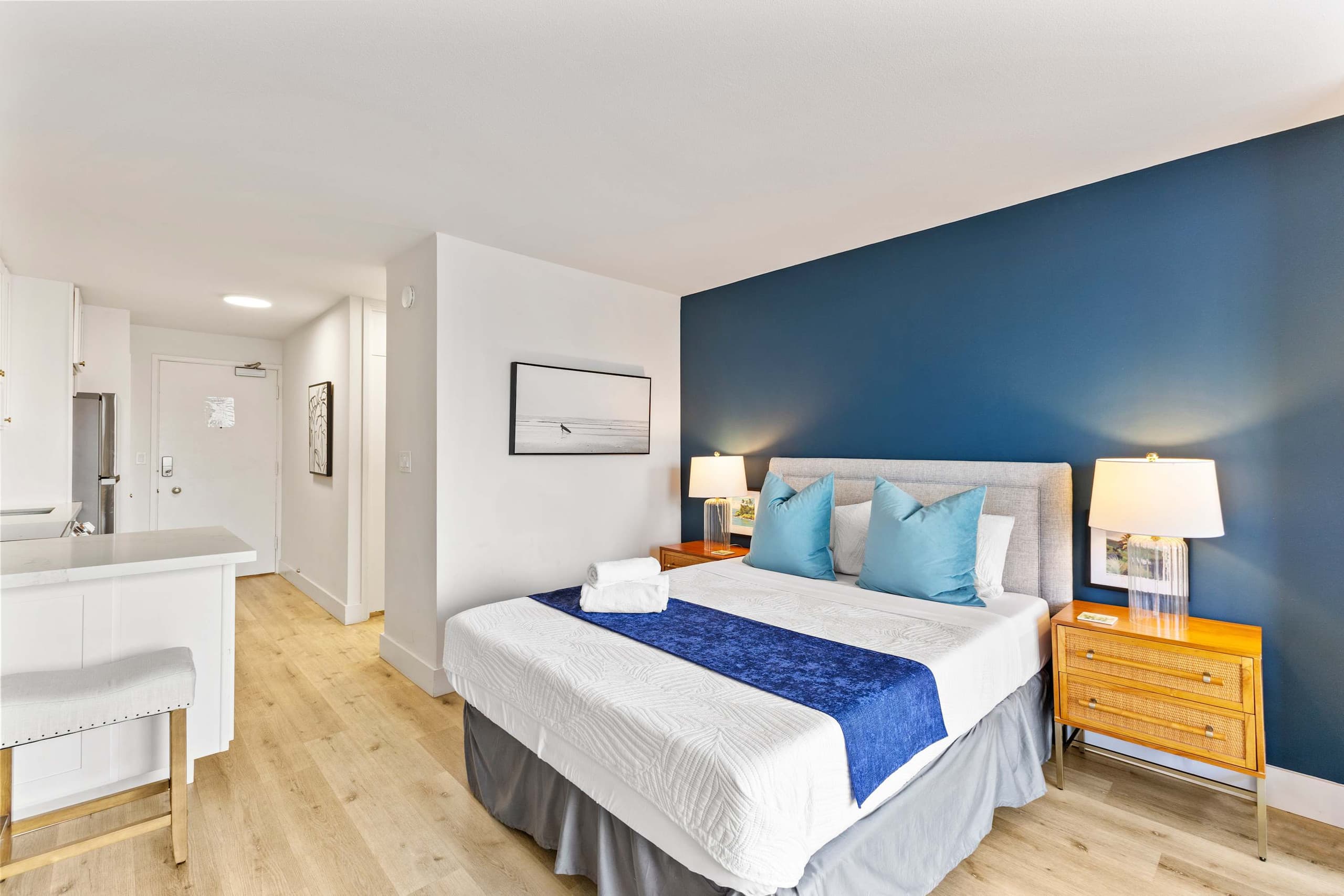 Beautiful Top Floor Waikiki Studio! Walk to Beach! - Image 7