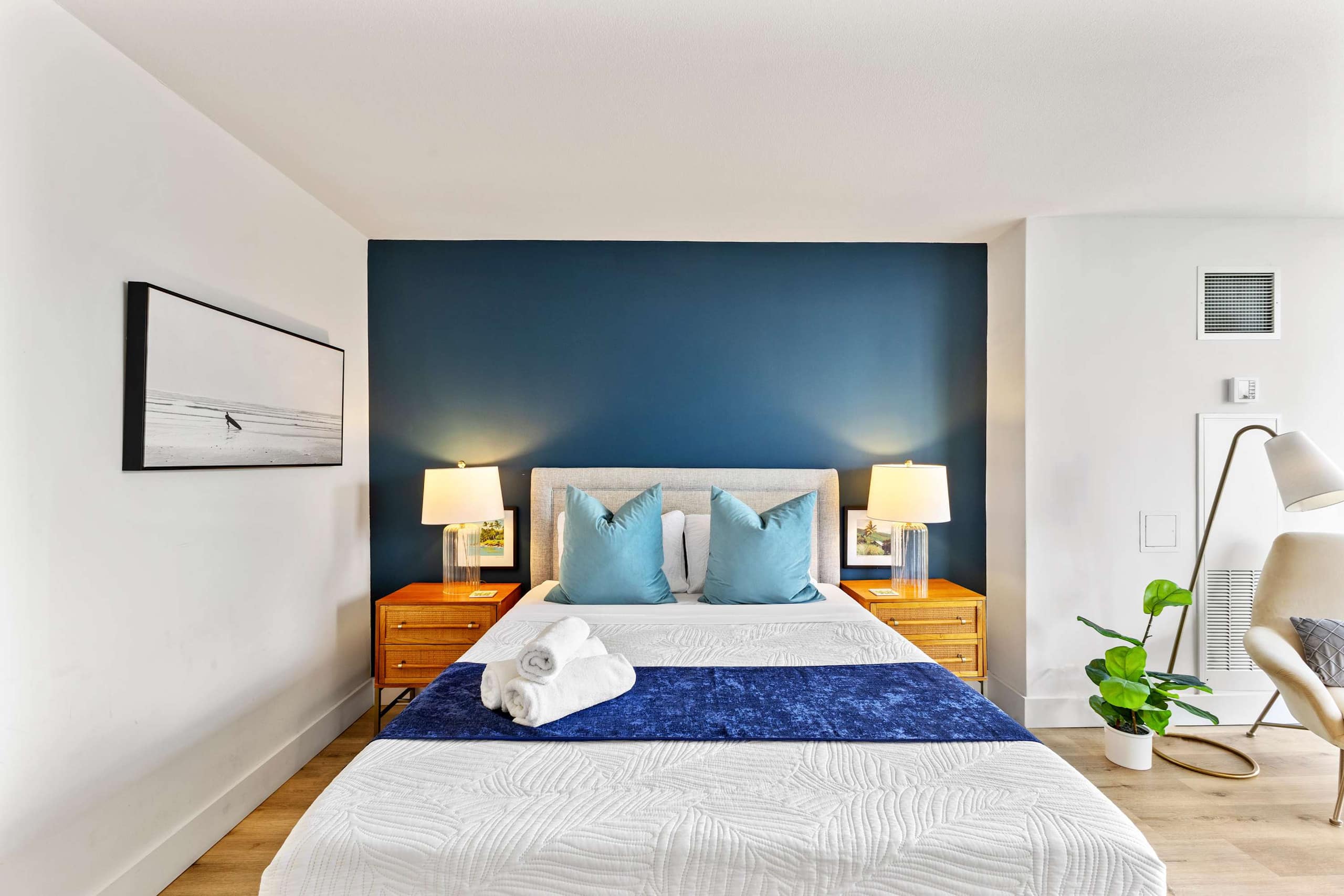 Beautiful Top Floor Waikiki Studio! Walk to Beach! - Image 2