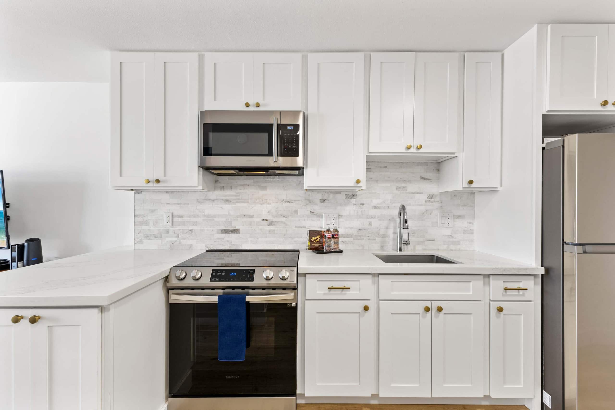 Beautiful Top Floor Waikiki Studio! Walk to Beach! - Image 3