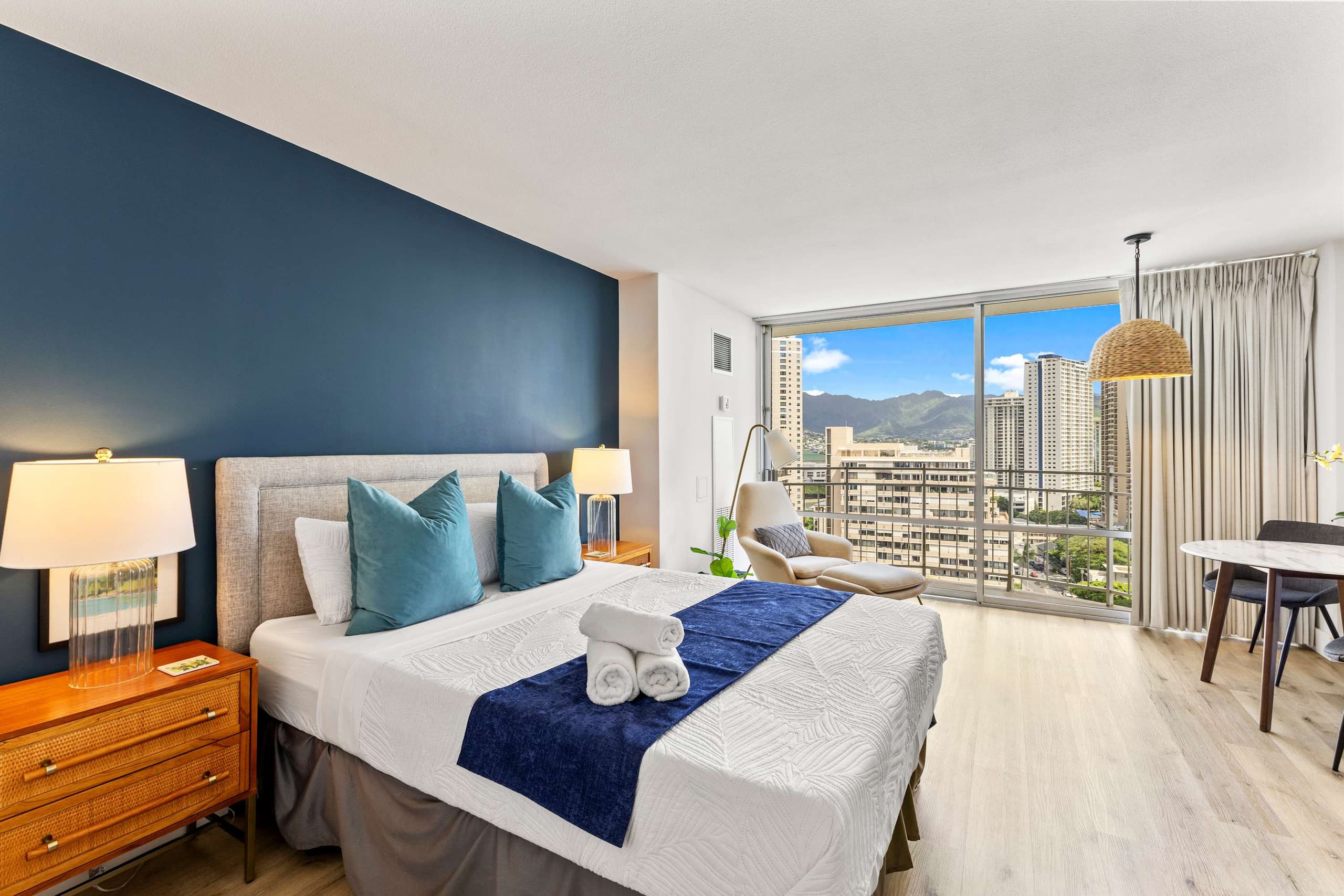 Beautiful Top Floor Waikiki Studio! Walk to Beach! - Image 1