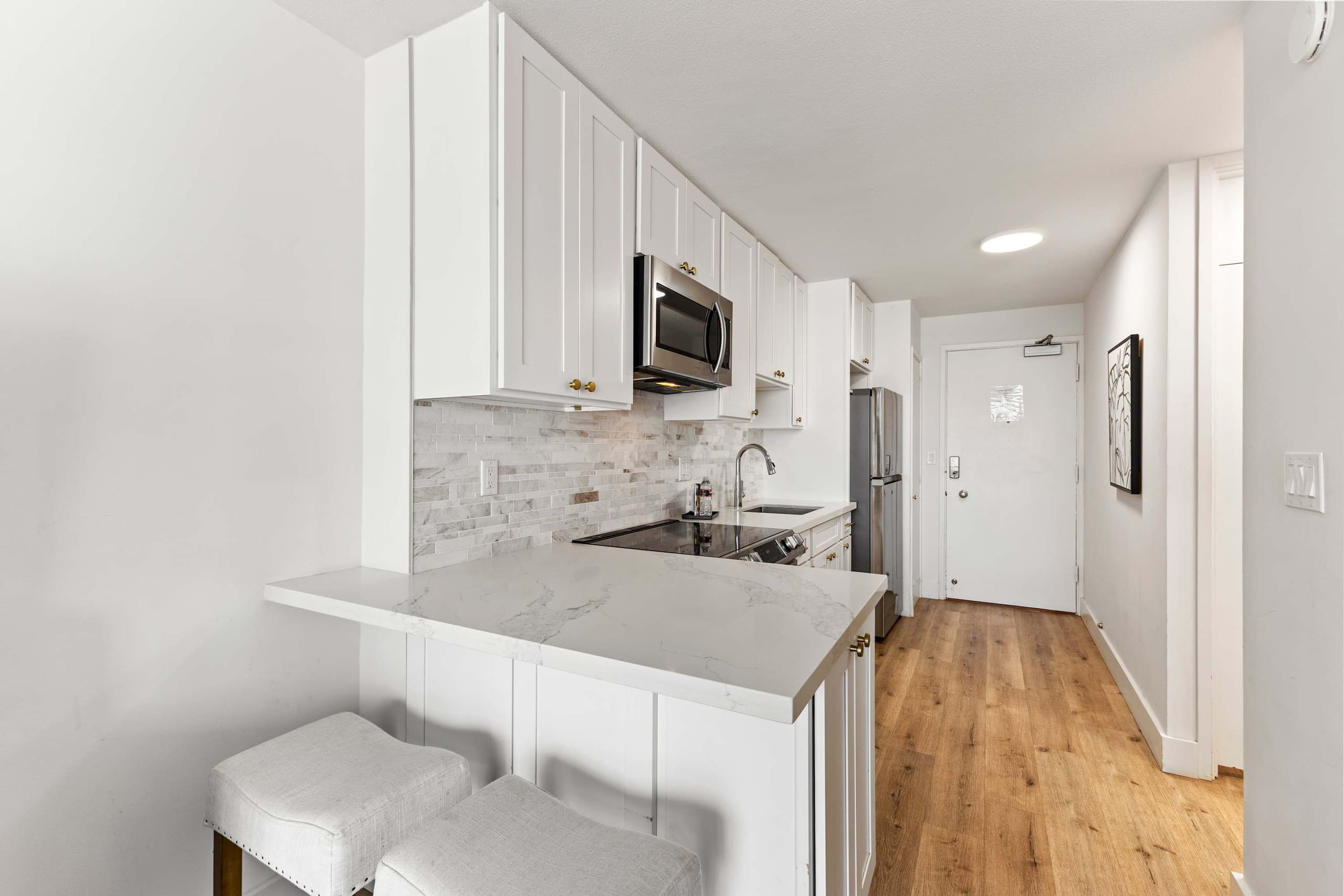 Beautiful Top Floor Waikiki Studio! Walk to Beach! - Image 15