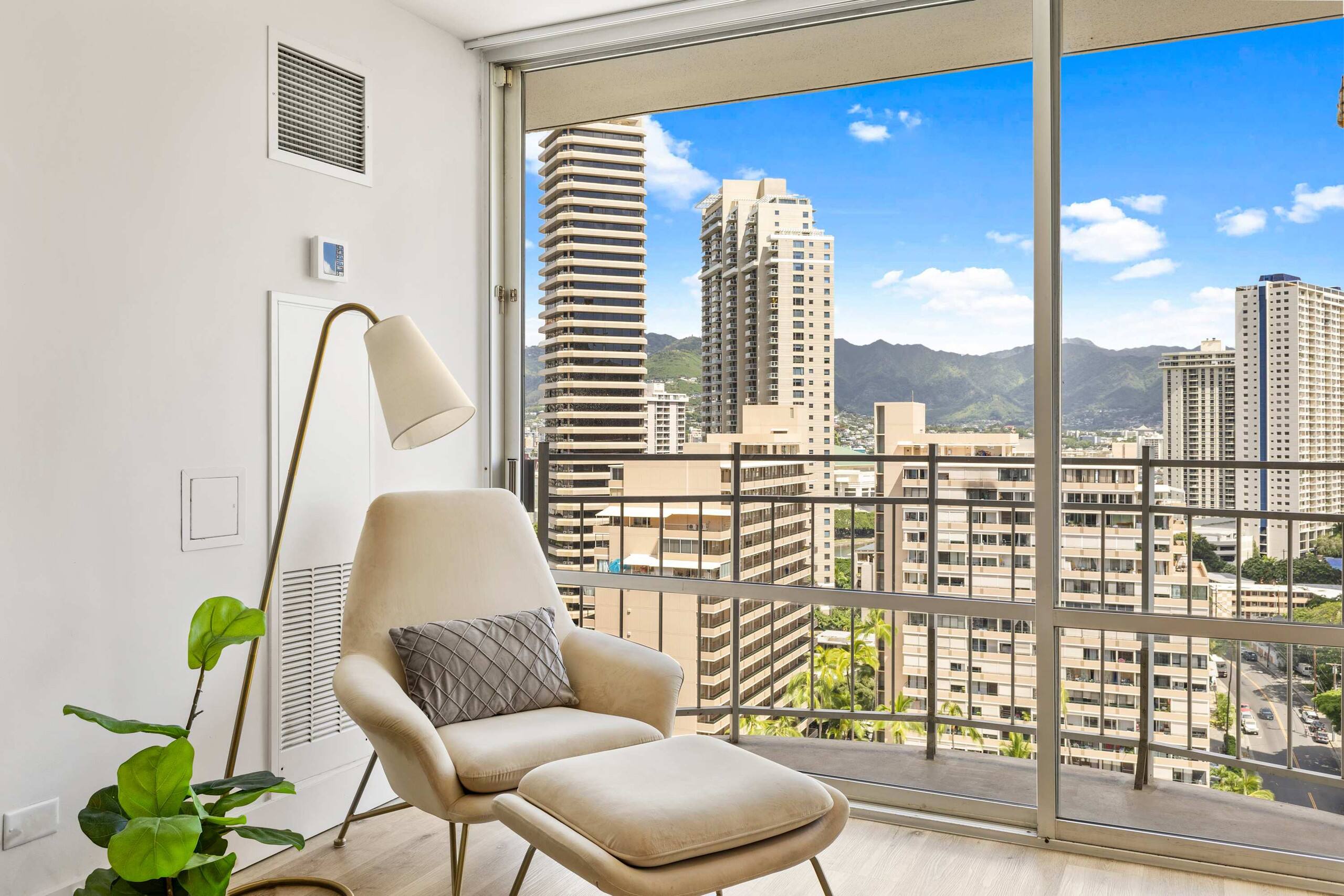 Beautiful Top Floor Waikiki Studio! Walk to Beach! - Image 11