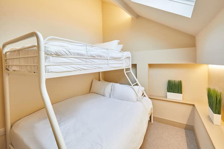 No. 33, Tynemouth - Anfitrión y estancia