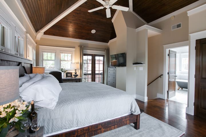 Tranquility Treehouse  | Luxe Home In Cheshire - Black Mountain, NC