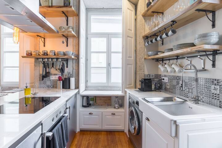 Elegant 2BR Duplex in City Center by LovelyStay gallery image 4