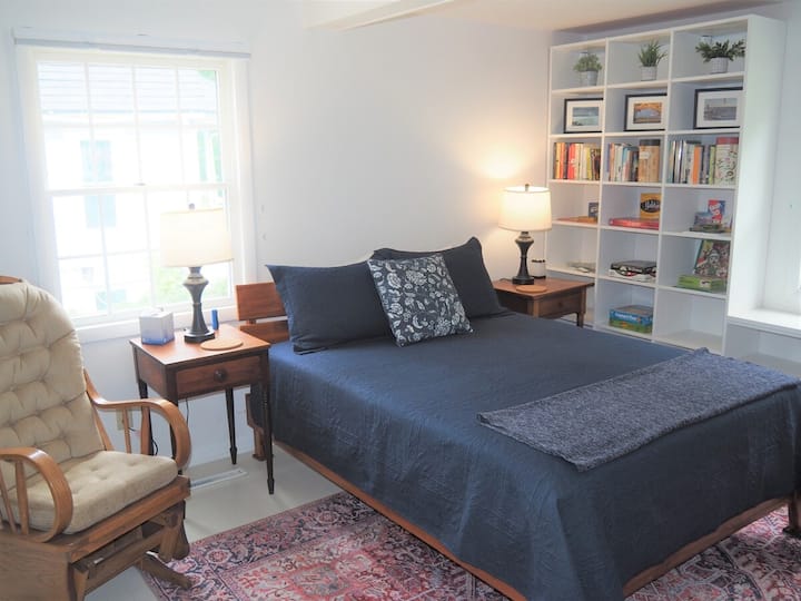 غرفة النوم رقم2 (الطابق الرئيسي): غرفة نوم كبيرة وجميلة بسرير متوسط الحجم، وكرسي هزاز، وطاولات جانبية مع مصابيح، وخزانتين للكتب، وخزانة ملابس، وخزانة ملابس.