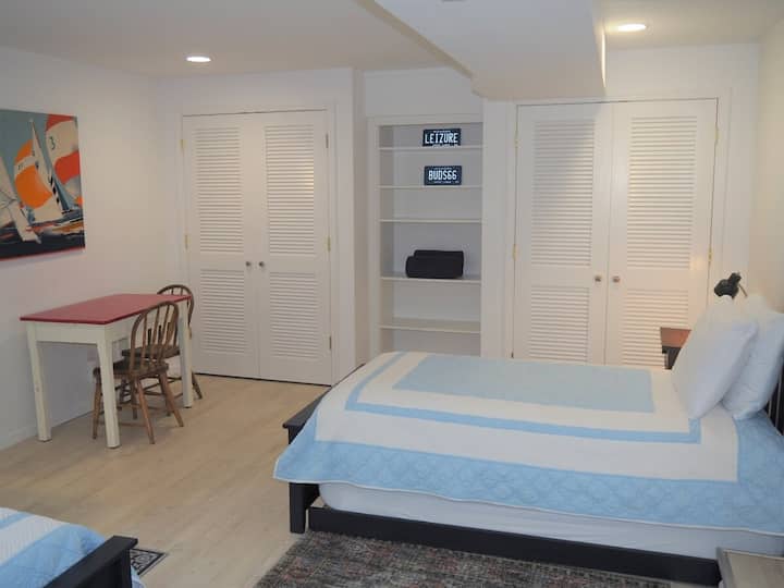 الطابق السفلي:   يعمل الطابق السفلي الكبير بشكل أساسي كغرفة نوم ثالثة مع 4 أسرّة مفردة عبر سريرين متحركين (أي سريرين مفردين يتدحرجان تحت السريرين الفرديين الآخرين).  هناك أيضًا مكتب وخزانتان وخزانتان وخزانة ملابس وحمام ثالث.