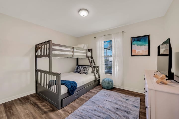 Dhoma e gjumit e tretë - Twin/Full Bunk