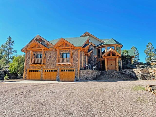 Rushmore Vacation Rentals managed Airbnb listing 1