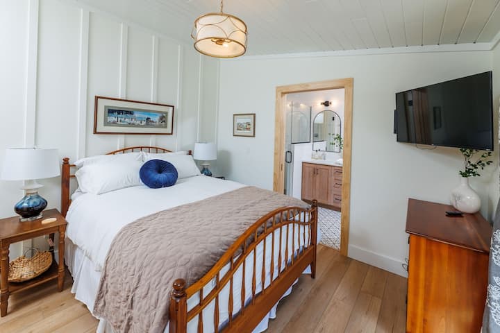 Chumba cha kulala cha msingi, kando ya ziwa kina kitanda aina ya queen na bafu.