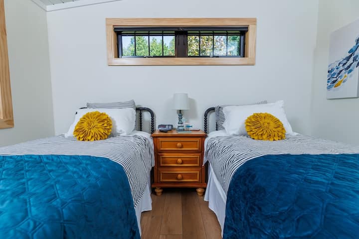 Vyumba vyote vya kulala vina mapazia au vivuli vinavyofanya chumba kuwa na giza.