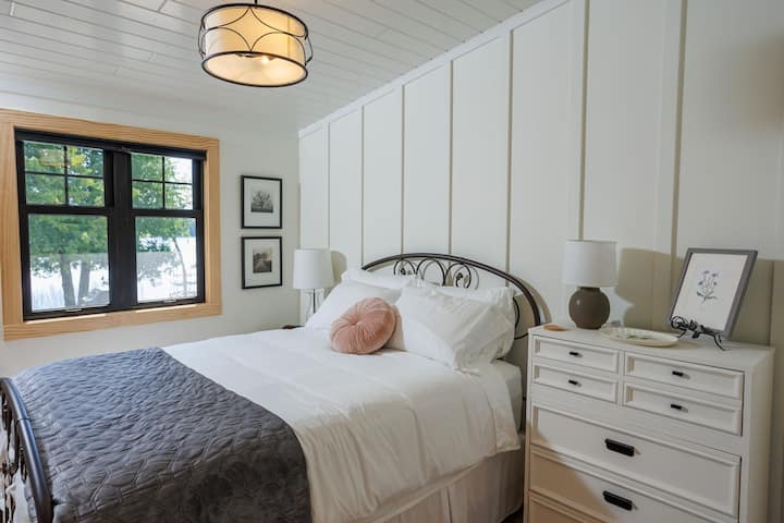 Chumba cha pili cha kulala cha malkia pia kina mwonekano wa ziwa na televisheni mahiri.