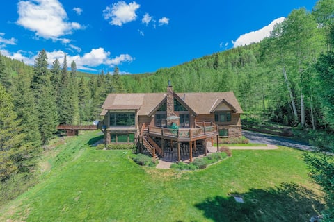 The Sunflower-Secluded luxury,hot tub,minutes to t