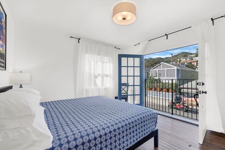 ПРОСТОРНА СПАЛНЯ С МЕЖДИННА ВРАТА, СЪС СПАЛНЯ С МЕЖДУНАРОДЕН РАЗМЕР И ГЛЕДКА.