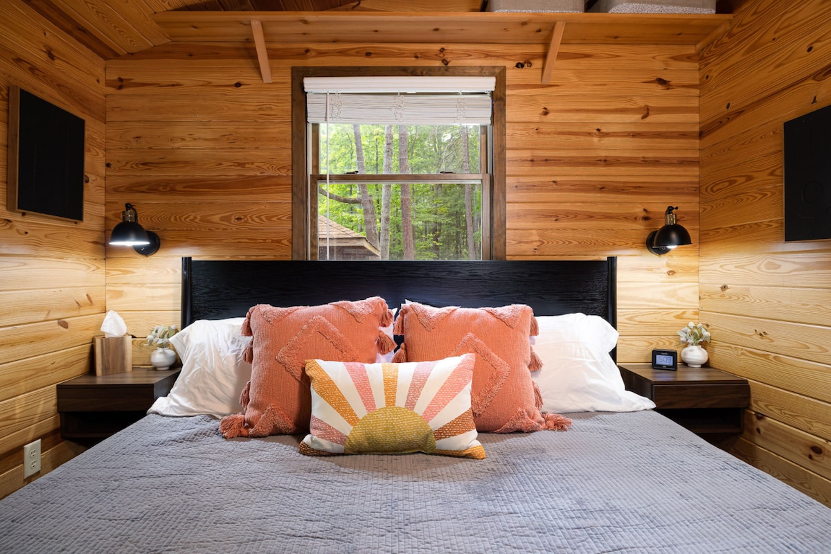 Საწოლთან მდგარი სანათები, რომლებშიც კარგი წიგნით მოკალათება გსურთ.