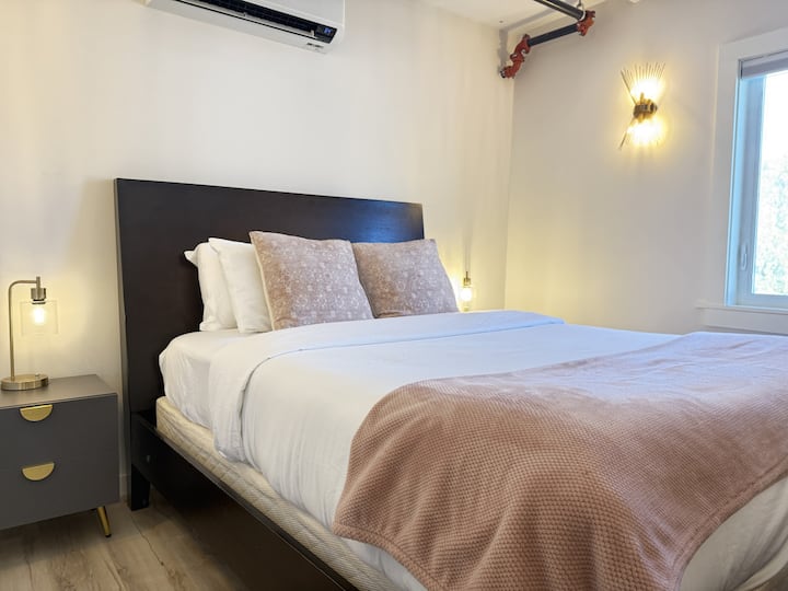 Chambre aux tons neutres au design moderne.