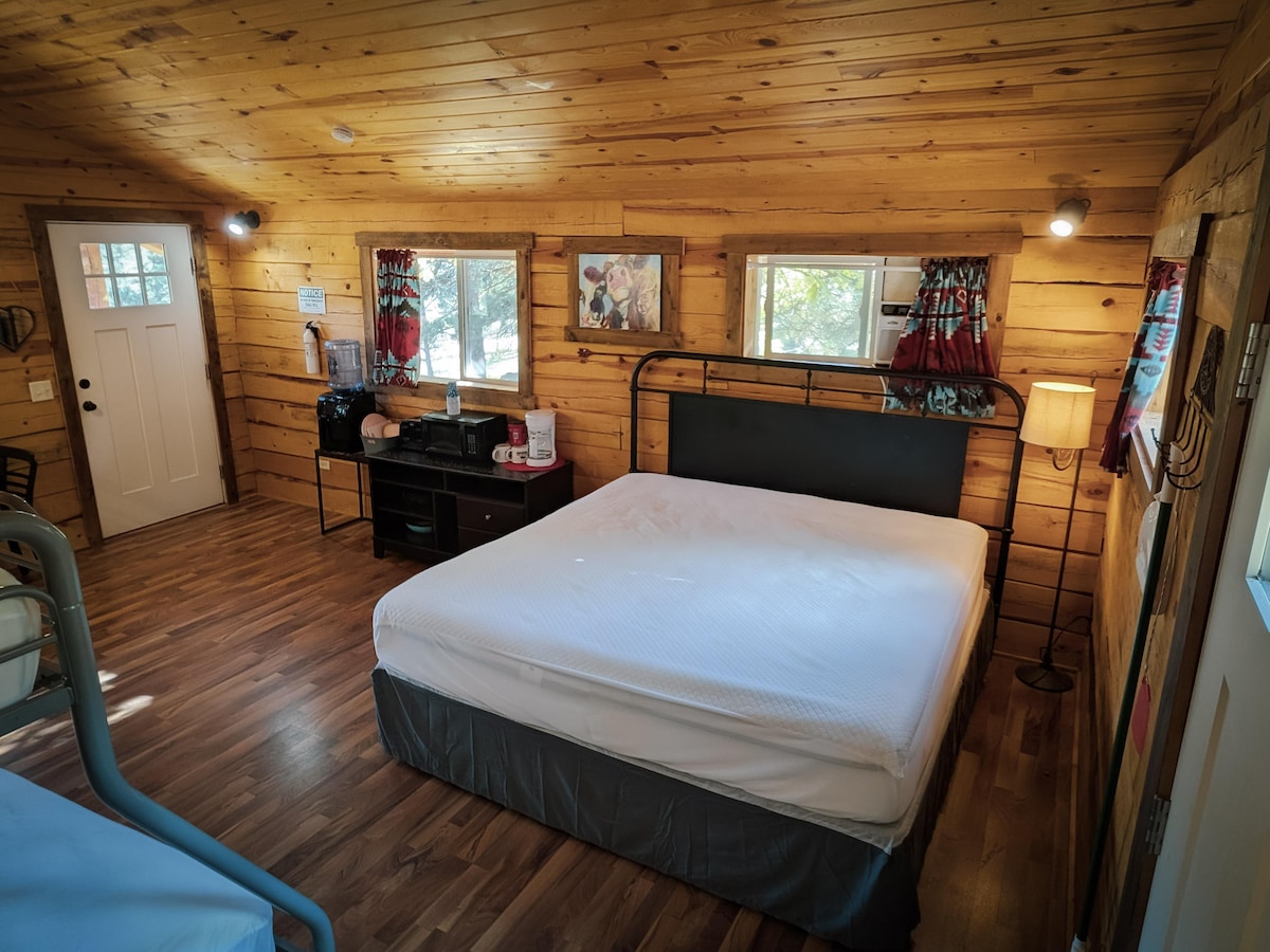 Solo tienes que traer tu propio saco de dormir o manta. ¡Nosotros nos encargamos del resto!